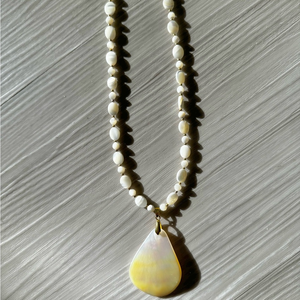 Shell Pearl Necklace - Picture 2 of 4